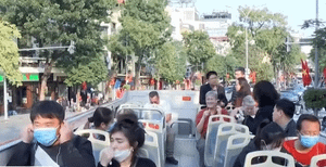 Phòng tránh virus corona, Hà Nội phát khẩu trang miễn phí cho du khách