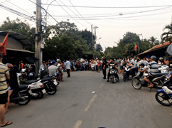 Nhiều người vẫn tụ tập đến tối xem bắt kẻ bắn chết 4 người ở Củ Chi