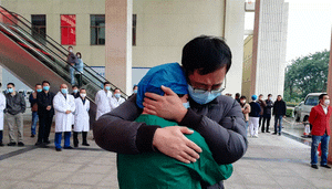 Những khoảnh khắc đầy xúc động của các y bác sĩ từ vùng tâm dịch corona