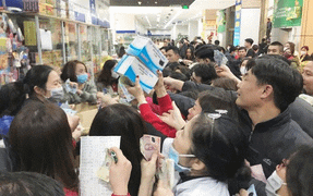 Clip: Chen lấn, tranh giành nhau mua khẩu trang ở chợ thuốc lớn nhất miền Bắc