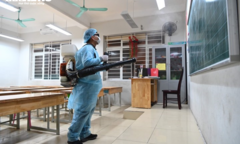 Trường học ở Hà Nội phun thuốc khử trùng trong đêm phòng virus corona