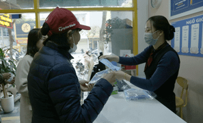 Lo dịch viêm phổi Vũ Hán, dân Thủ đô đổ xô đi xin khẩu trang miễn phí