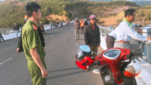 Tìm kiếm người đàn ông nhảy xuống lòng hồ thủy điện tự tử