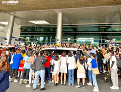 TP.HCM: Bất chấp đại dịch corona, giới trẻ vẫn hò hét, chen nhau ở sân bay đón sao Hàn 