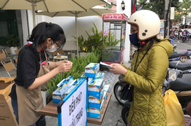 Người Đà Nẵng, Đắk Lắk phát khẩu trang miễn phí phòng virus corona