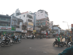 Người đàn ông cầm vật giống lưu đạn cố thủ ở TP.HCM: Công an thu giữ nhiều hung khí