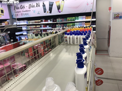 Khách 'quét sạch' khẩu trang, nước sát trùng khô trong siêu thị Hà Nội