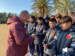 Tuyển nữ Việt Nam nhận lì xì may mắn đầu năm ở Hàn Quốc