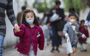 Phụ huynh lo con mắc dịch corona khi đi học trở lại, bác sĩ khuyên nên bình tĩnh