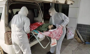 Tắc trách làm chết con trai bệnh nhân corona, 2 lãnh đạo thị trấn ở Hồ Bắc bị cách chức