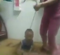 Phẫn nộ mẹ thắt cổ con trai 3 tuổi rồi đánh đập dã man, cha quay clip tung lên mạng