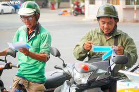 Mạnh thường quân phát 100.000 khẩu trang cho người nghèo ở TP.HCM chống dịch corona 