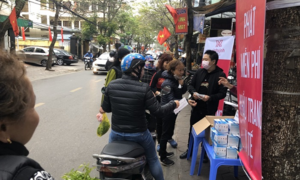 Shop quần áo, công ty dược phẩm mua khẩu trang y tế phát miễn phí cho dân