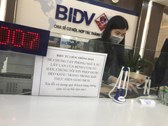 NHNN tạm bỏ yêu cầu khách đến giao dịch ngân hàng phải tháo khẩu trang