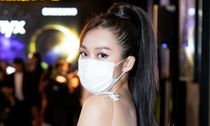 Diện váy áo lộng lẫy, Khả Ngân vẫn đeo khẩu trang đề phòng virus corona