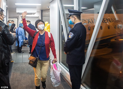 Người Vũ Hán tươi cười trong chuyến bay đầu tiên trở về 'ổ dịch' virus corona