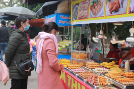 Chùa Đậu không khai hội vẫn thu phí bán hàng, du khách chen nhau lễ bất chấp corona