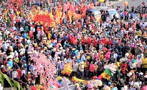 Khủng hoảng virus corona lan rộng, người Việt 'không sợ chết', vẫn háo hức chen lấn hội hè