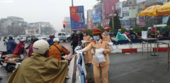 CSGT Hà Nội đội mưa phát khẩu trang miễn phí cho người đi đường chống dịch corona