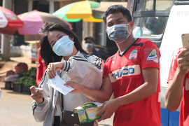 Ảnh: Quân bầu Đức tặng khẩu trang ngoài chợ