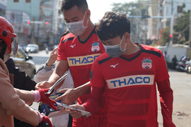 Cầu thủ HAGL tặng khẩu trang cho người đi đường phòng dịch corona