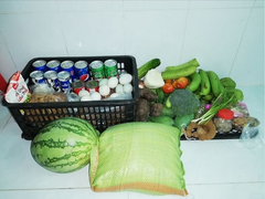 Phụ huynh 'tiếp tế' đồ ăn cho con những ngày virus corona hoành hành