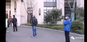 Người Trung Quốc xếp hàng cách nhau 2 m để nhận khẩu trang chống virus corona