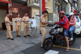 CSGT TP.HCM phát khẩu trang y tế miễn phí cho người dân 