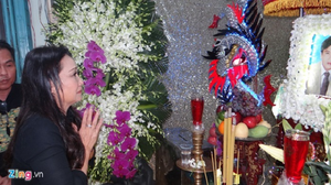 Thoại Mỹ, Tấn Beo và nhiều nghệ sĩ cải lương đến viếng NSƯT Chiêu Hùng