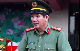 Giám đốc Công an tỉnh Đồng Nai bị cách chức nhận quyết định nghỉ hưu 