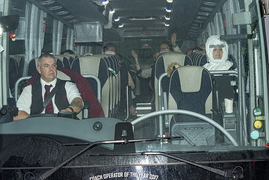 Tài xế không mặc đồ bảo hộ, đeo khẩu trang khi chở công dân Anh sơ tán từ Vũ Hán