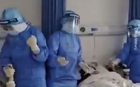 Video: Nhân viên bệnh viện Vũ Hán hát cổ vũ bệnh nhân