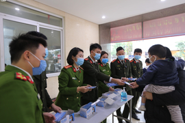 Ảnh: Dân Hà Nội đi làm thủ tục cấp và đổi thẻ căn cước, hộ chiếu được phát khẩu trang phòng dịch corona