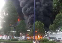 Cháy lớn ở công ty đồ da tại Bình Dương, nhà xưởng đổ sập