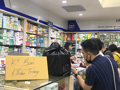 Nhà thuốc đồng loạt treo biển không bán khẩu trang: Có thể kiến nghị xử lý hình sự