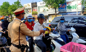 Bỏ tiền mua khẩu trang y tế tặng người dân, CSGT Huế gặp khó vì khan hàng