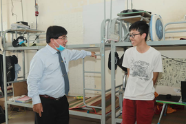 Hiệu trưởng đến ký túc xá, phát khẩu trang miễn phí, hướng dẫn sinh viên cách chống dịch corona