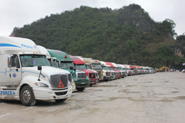 Ngóng thông quan, tài xế 'vật vã' sinh hoạt tại cửa khẩu Tân Thanh