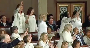 Vì sao nghị sĩ Dân chủ giơ 3 ngón tay trong khi ông Trump đọc Thông điệp Liên bang?