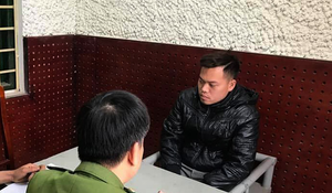 Tranh giành micro hát karaoke, thanh niên cầm điếu cày đánh chết người