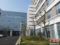 Nỗi khổ của cặp vợ chồng bị chia cắt ở 2 thành phố đang phong tỏa do dịch corona