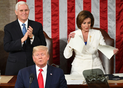 Cuộc chiến không lời 'khốc liệt' của Tổng thống Trump và Chủ tịch Hạ viện Pelosi
