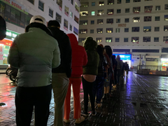 Dân Hà Nội xếp hàng trong đêm mưa rét chờ mua khẩu trang