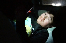 Sợ lây virus corona cho gia đình, nam shipper ngủ trên xe, không dám về nhà