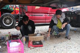 Tài xế container ngủ trên cabin, nấu ăn dưới gầm xe chờ ngày cửa khẩu thông quan