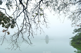 Ảnh: Hà Nội mờ ảo trong làn sương mù dày đặc phủ kín từ sáng đến trưa