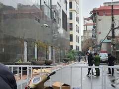 Tá hoả phát hiện thi thể cô gái trẻ rơi từ tầng cao chung cư xuống đất