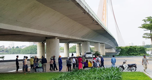 Vali chở xác người bị phân khúc trôi trên sông Hàn