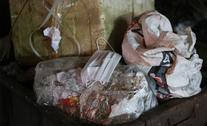 Giữa dịch corona, có kẻ nhẫn tâm thu gom khẩu trang dùng rồi để bán lại