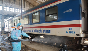 Cảnh khử trùng đoàn tàu trước khi chở khách ở ga Sài Gòn